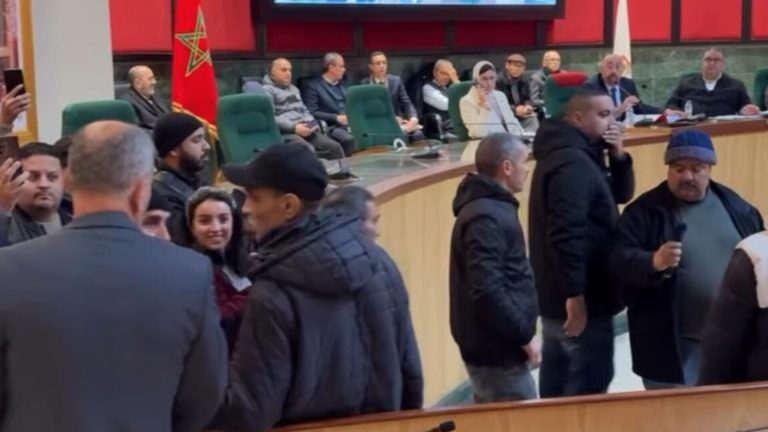 طنجة.. موظفو الجماعة يقتحمون اشغال دورة فبراير ويحرجون ليموري بشكل غير مسبوق