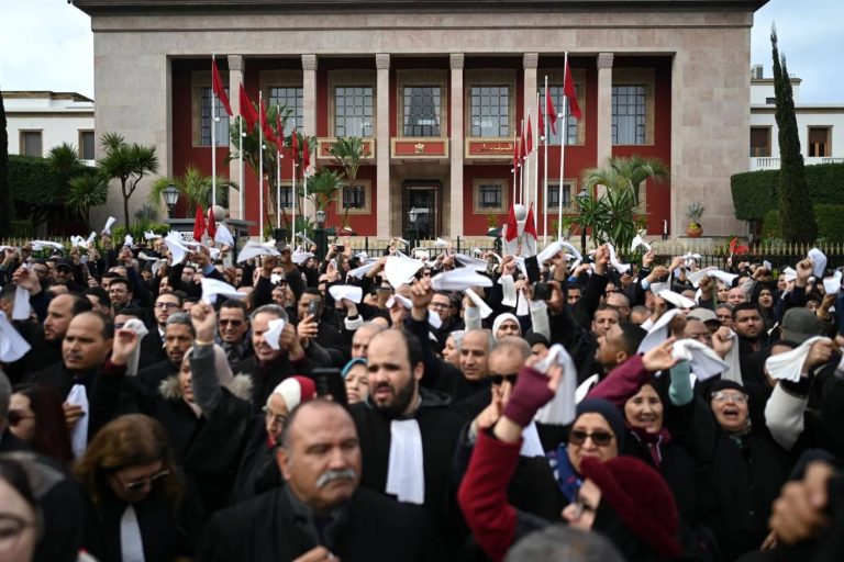 بداية الانفراج.. المحامون يعودون للمحاكم بعد اجتماعهم مع رئيس الحكومة
