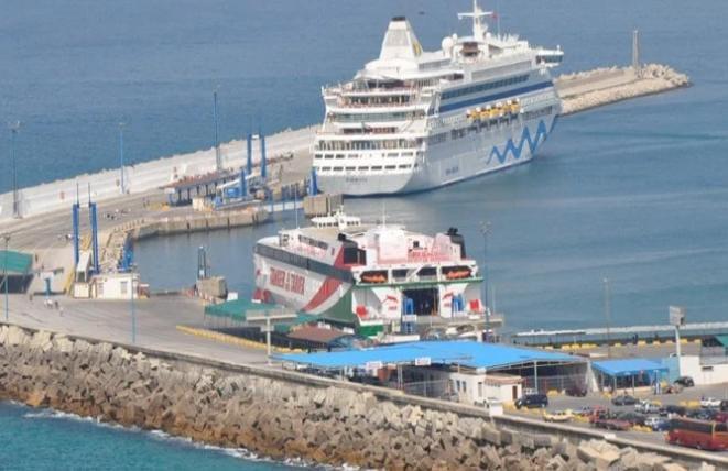 بسبب سوء الأحوال الجوية.. تعليق الرحلات البحرية بين ميناءي طريفة وطنجة