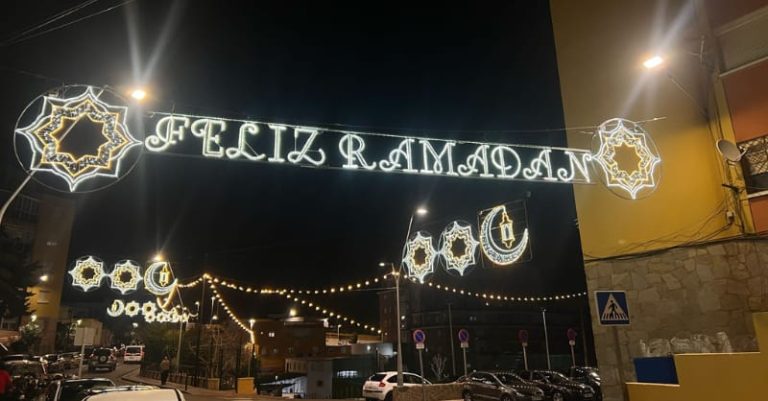 سبتة المحتلة تتزين بـ111 قوساً مضاءً لاستقبال رمضان