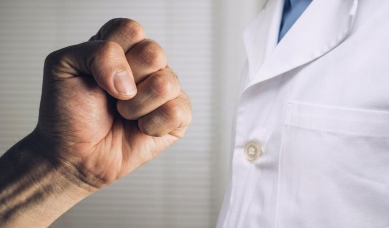 أصيلة.. أحداث عنف وتخريب واعتداء على أطر صحية بالمستشفى المحلي